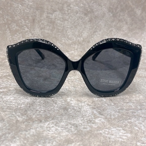 Brand New Steve Madden Oversized Cat Eye Black Sunglasses w/ Rhinestone Accents - Picture 2 of 16